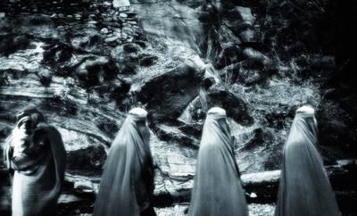 INVISIBLES. Estas mujeres se cruzaron con el fotógrafo Francesco Cocco en 2009, cuando cubría Afganistán. No fotografió sangre ni mutilados: el  burka  explicaba la opresión femenina. Ésta es la serie galardonada con el Premio de Fotografía Humanitaria Luis Valtueña.