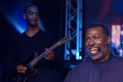 Teddy Pendergrass, a la derecha, durante un concierto en Filadelfia, en el año 2000.