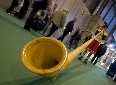 La música es uno de los reclamos que emplean los países participantes de Fitur. En el  stand  de Suiza suena la trompa alpina.