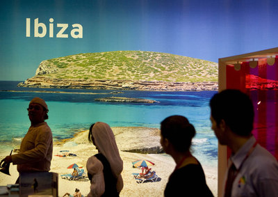 Visitantes de la 30º Feria Internacional de Turismo en Madrid, Fitur, observan el  stand  de Ibiza.