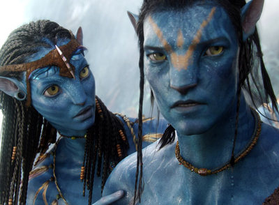 Neytiri, a la que da vida Zoe Saldana y Jake, en un fotograma de   Avatar,   la película dirigida por James Cameron.