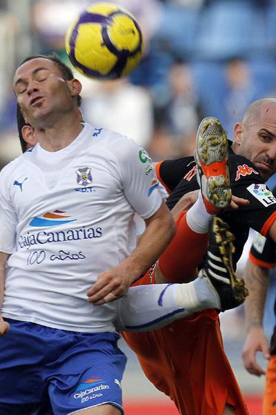 Bruno, a la derecha, disputa el balón con Nino.