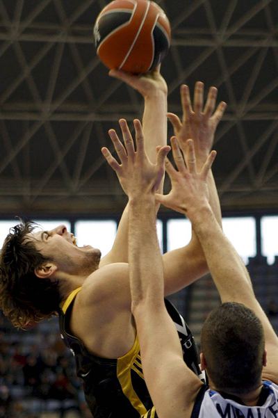 Miralles trata de evitar el lanzamiento de Tomic.