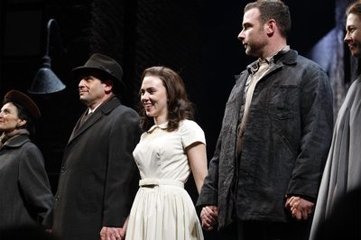 Scarlett Johansson y Liev Schreiber, en el centro, tras la representación de  Panorama desde el puente .