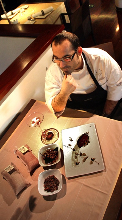 Jorge Bretón, en el comedor de La Sucursal de Valencia, con nuevos platos que incorporan la chufa.