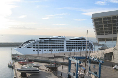 El hotel barco  Sunborn  -en la foto  virtual  en el puerto del Fòrum-  llegará a Barcelona a final de 2010, dos años después de lo previsto. Son 180 habitaciones de cinco estrellas gestionadas por Husa destinadas, sobre todo, al turismo de negocios. 
