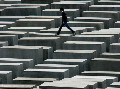 Un joven salta entre los bloques de hormigón que forman el monumento al Holocausto, en Berlín.rnIdith Zertal.