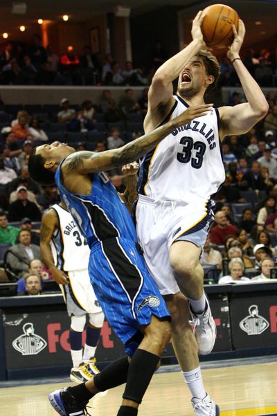 Marc Gasol entra a canasta ante Barnes en el Memphis-Orlando.