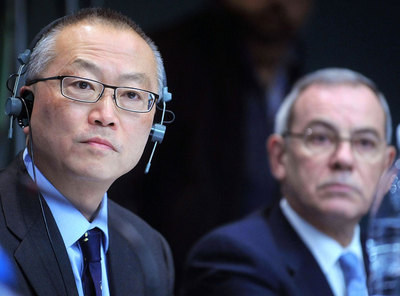 El  número dos  de la OMS, Keiji Fukuda, y Luc Hessel, de la Asociación Europea de Fabricantes de Vacunas.