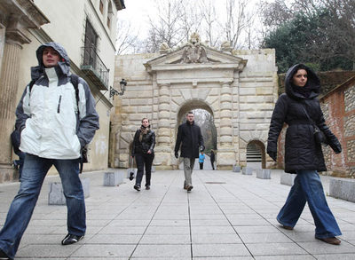 Peatones, ayer en la recién restuarada Puerta de las Granadas que de acceso directo a la Alhambra.