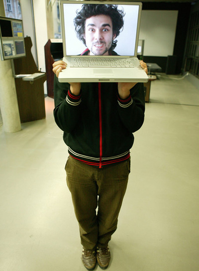 Gordan Savicic y logos de las máquinas de  suicidarse. 