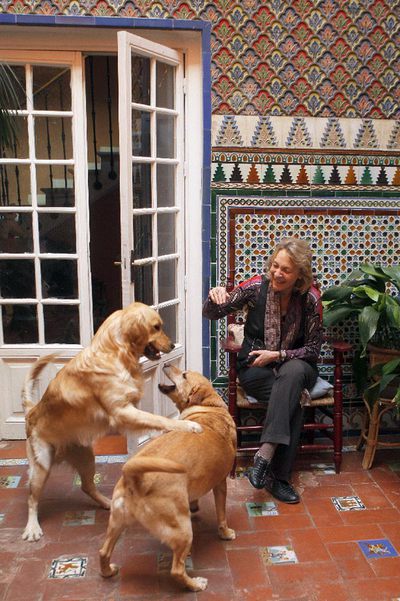 Soledad Puértolas, en la casa de Pozuelo de Alarcón con sus perros  Coti  y  Lura. 