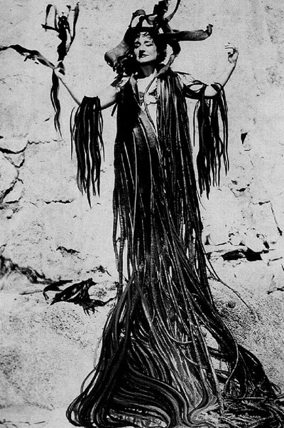  Maruja Mallo con manto de algas,  fotografía retocada en 1945 por Mallo.