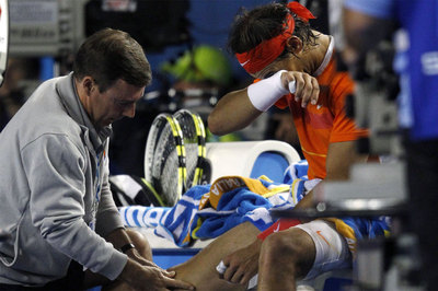 Nadal, atendido por un médico durante el partido de cuartos contra Murray en Australia.