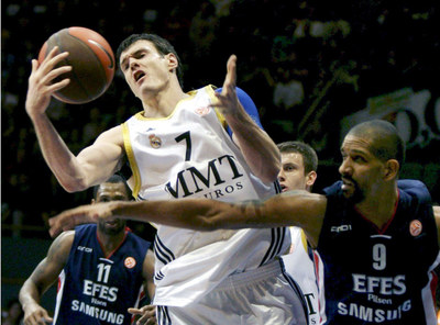 Lavrinovic intenta controlar el balón ante Shumpert