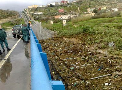 UNA RIADA DERRIBA LA VALLA DE MELILLA