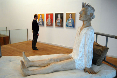 En primer plano, la escultura  Don Quijote se despierta en Conxo , de Francisco Leiro, en la exposición  Muestra tu herida , en A Coruña.