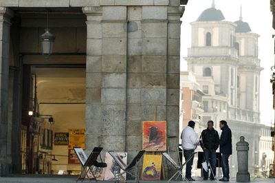 Demasiados pintores en la plaza Mayor