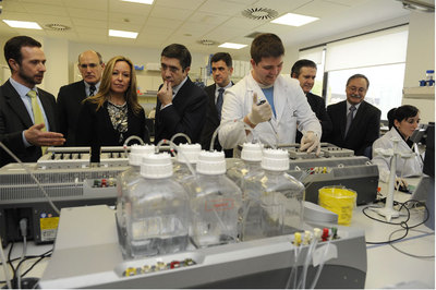 La ministra de Sanidad, Trinidad Jiménez, y el   lehendakari  , Patxi López (en primer término), atienden las explicaciones del consejero delegado de Progenika, Antonio Martínez, junto los titulares de Sanidad, Rafael Bengoa, e Industria, Bernabé Unda.rn  Ariadna,   de Teatro Atalaya.