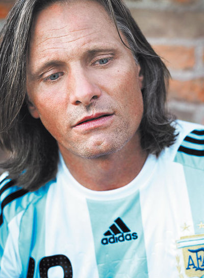  Ni el fin del mundo acabaría con la afición futbolera de Viggo Mortensen. En Venecia atendió a la prensa con la camiseta de la selección argentina. 