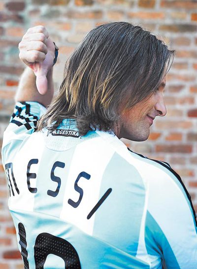 Viggo Mortensen, gran aficionado al fútbol, en Venecia con la camiseta de Leo Messi de la selección argentina. 