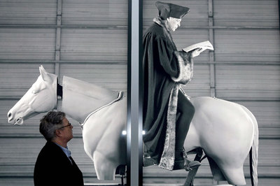 Rodney Graham ante su pieza  Alegoría de la locura  (2005), que se exhibe en el Macba.