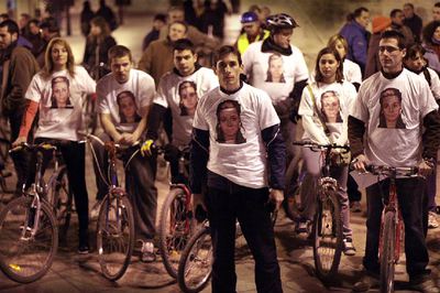Aficionados a la bici se juntaron ayer en la plaza de la Almoina de Valencia, para homenajear a Jennifer Cáceres Castelló, la última ciclista víctima en la ciudad de los vehículos a motor.