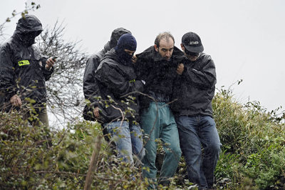 El presunto terrorista de ETA Ibon Iparragirre es trasladado por agentes de la Ertzaintza cerca de Ondarroa.