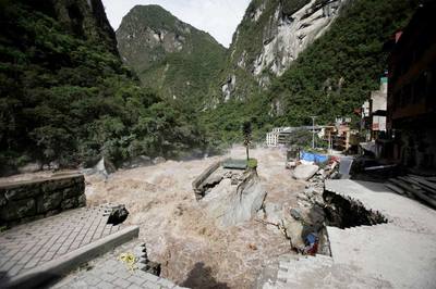 Una carretera interrumpida por la riada, en la localidad de Aguas Calientes.