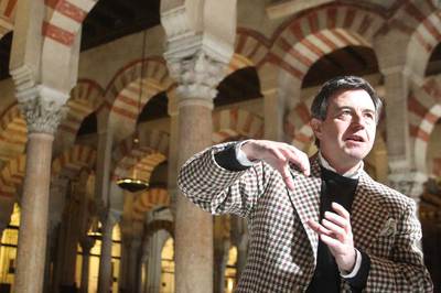 El arquitecto Gabriel Ruiz Cabrero, en la Mezquita de Córdoba. Abajo, dibujo de la sección sur-norte de la Catedral-Mezquita.
