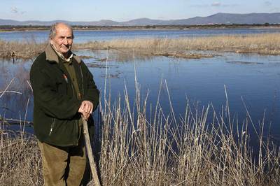 Julio Escuderos, el último pescador de las Tablas de Daimiel, ayer. Abajo, en el mismo sitio el pasado 16 de octubre.