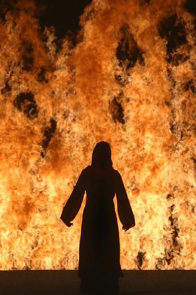 Imagen del vídeo  Fire Woman , de Bill Viola, proyectado en Arte Fiera.