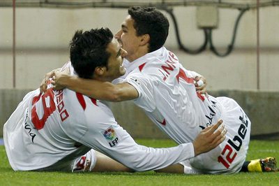 Negredo y Jesús Navas se abrazan tras la consecución del segundo gol del Sevilla.