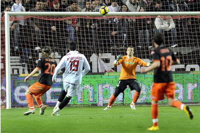 Negredo observa la trayectoria del balón en la vaselina que no pudo alcanzar César.