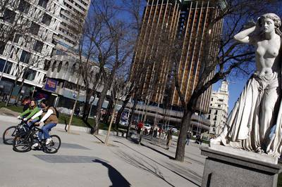 Dos ciclistas recorren el paseo de Recoletos, donde estaba previsto que el Consistorio construyera un carril bici.