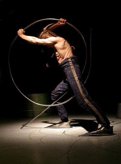 El intérprete Johann Le Guillerm, en un momento de la función  Secret  producida por Cirque Ici.