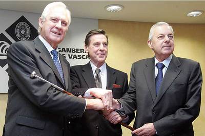 De izquierda a derecha, Román Knörr (Álava), Ignacio María Echebarria (Vizcaya) y José María Echarri (Guipúzcoa) en diciembre de 2009.