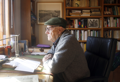 El escritor Ramiro Pinilla en el estudio de su casa de Getxo.
