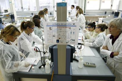 A la derecha, Nuria Sotomayor, profesora de Química Orgánica de la UPV, explica a alumnas de bachillerato un experimento.