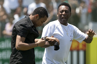 Pelé y 15.000 aficionados del Santos reciben a Robinho