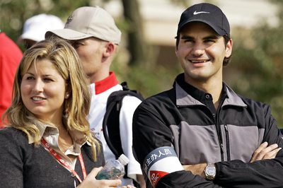Roger Federer junto a su esposa, Mirka Vavrinec, durante un torneo de golf en Shanghai.