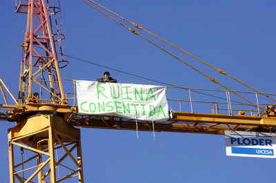 El hombre se ha subido a una grúa en Pozuelo para protestar por los impagos de una empresa.