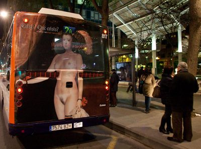 Uno de los autobuses de la línea 2 de Murcia con la obra de Carmen Molina Cantabella.