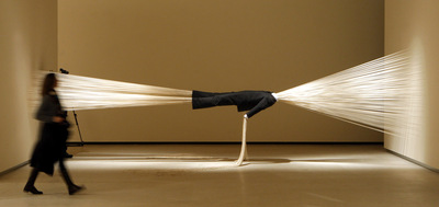 La instalación  El presagio siguiente (experiencia sobre la visibilidad de una sustancia dinámica),  del brasileño José Damasceno, en la muestra  Al calor del pensamiento  . 