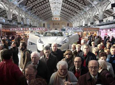 Imagen del coche Bond expuesto en el Mercado de Valencia