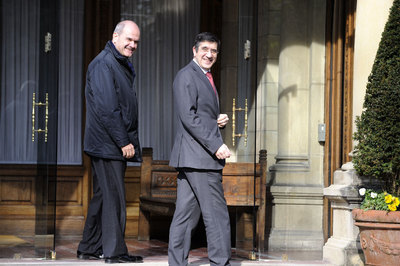 El vicepresidente Manuel Chaves y el  lehendakari , Patxi López, antes de su reunión en Vitoria.
