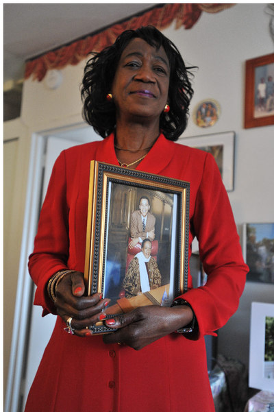 Zeituni, con una foto en la que está con Obama, en su casa de Boston.