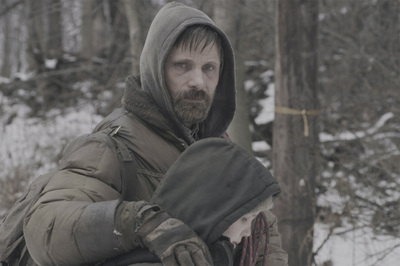 Viggo Mortensen y Kodi Smit-McPhee, de perfil, en  La carretera. 