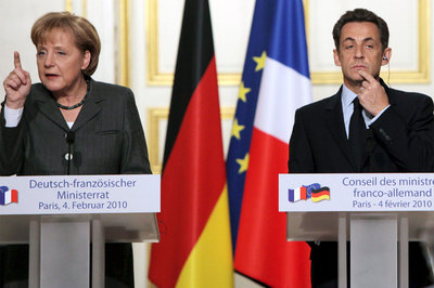 Angela Merkel y Nicolas Sarkozy comparecen ante la prensa tras la cumbre franco-alemana.