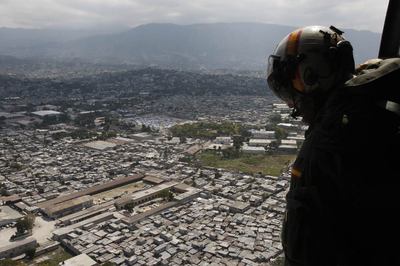 Un helicóptero del buque 'Castilla' de la Armada española sobrevuela el barrio de Cité Soleil.
